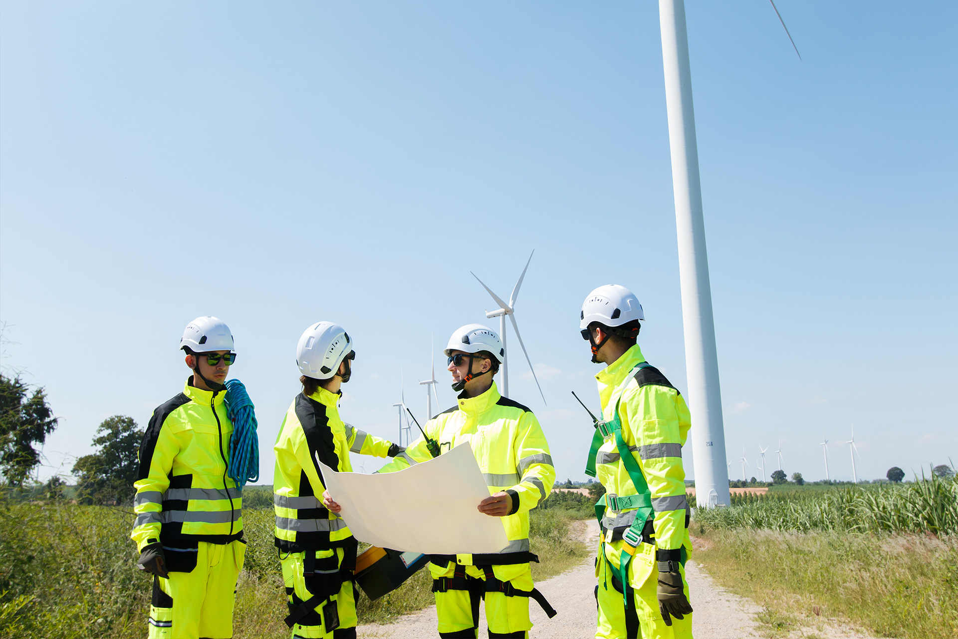 Team ved en vindmølle